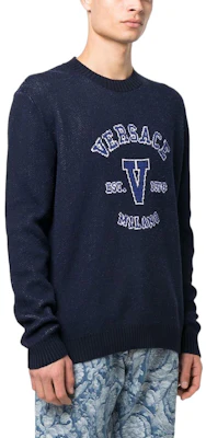 VERSACE SS23 Suéter Azul Marino Estampado Letras Cuello Redondo Manga Corta 1007983-1A05698-2UF90 Details for VERSACE SS23 Suéter Azul Marino Estampado Letras Cuello Redondo Manga Corta 1007983-1A05698-2UF90