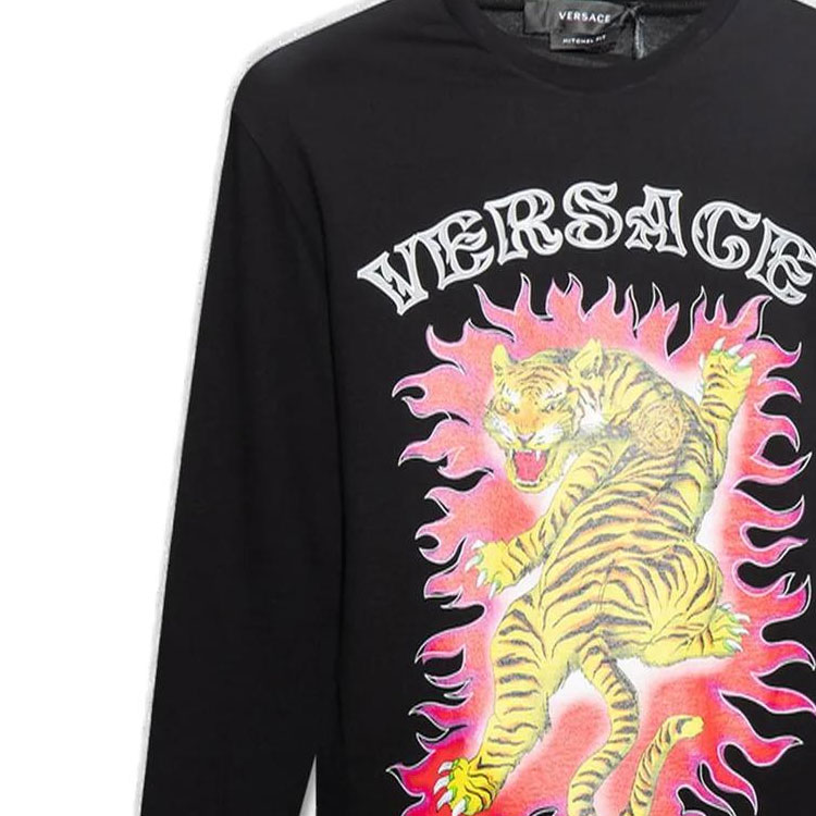 Shop Versace SS23 字母動物印花長袖T恤 黑色 (). 1010635-1A07694-1B000