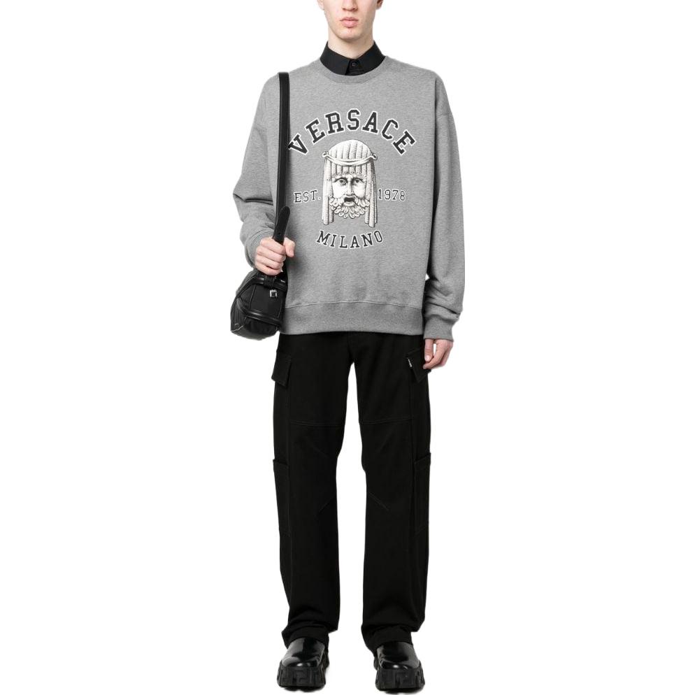 VERSACE SS23 Letter Logo Print Crewneck Long Sleeve Sweatshirt Gray Men’s. 1009462-1A06894-1E100 圖 3