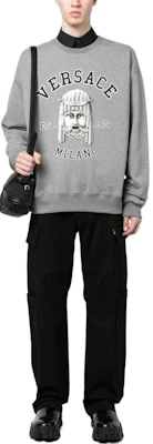 VERSACE SS23 Letter Logo Print Crewneck Long Sleeve Sweatshirt Gray Men’s. 1009462-1A06894-1E100 Lookbook VERSACE SS23 Letter Logo Print Crewneck Long Sleeve Sweatshirt Gray Men’s. 1009462-1A06894-1E100
