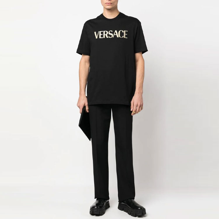 VERSACE SS23 Letter Logo Print Crewneck T-Shirt Black Mens. 1008466-1A06056-1B000 圖 3