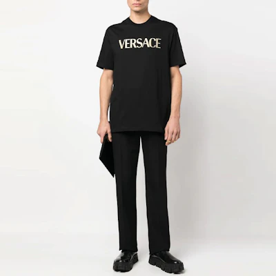 VERSACE SS23 字母標誌印花黑色男款圓領T恤。 1008466-1A06056-1B000 Lookbook VERSACE SS23 字母標誌印花黑色男款圓領T恤。 1008466-1A06056-1B000