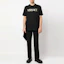 Lookbook VERSACE SS23 字母標誌印花黑色男款圓領T恤。 1008466-1A06056-1B000