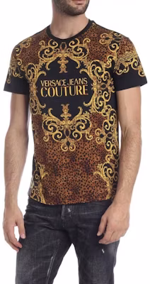 Camiseta Gráfica Versace SS23 Estampado Letras Multicolor para Hombre. B3GUA7DF-36609-899 Lookbook Camiseta Gráfica Versace SS23 Estampado Letras Multicolor para Hombre. B3GUA7DF-36609-899
