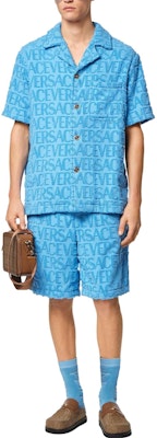 ヴェルサーチ SS23 ライトブルー ジャカード ロゴ プリント キューバンカラー 半袖シャツ メンズ 1010256-1A07718-1VA90 Lookbook ヴェルサーチ SS23 ライトブルー ジャカード ロゴ プリント キューバンカラー 半袖シャツ メンズ 1010256-1A07718-1VA90