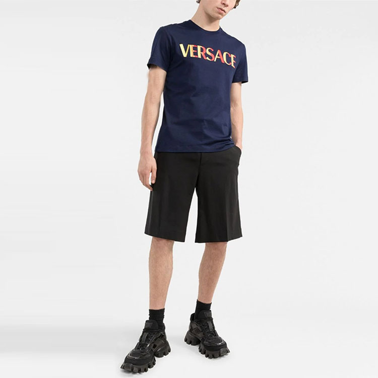Lookbook ヴェルサーチ SS23 ロゴ刺繍 クルーネック 半袖 Tシャツ ブルー 1003982-1A02828-1U830