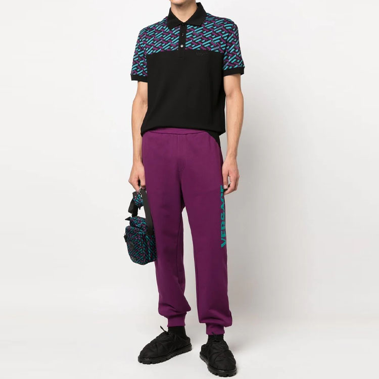 Lookbook VERSACE SS23 Logo Print Elastic Waist Jogger Pants Men Purple. 1006976-1A04953-1LA50