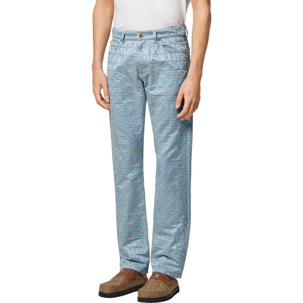 Shop ヴェルサーチ SS23 ロゴプリント ライトブルーデニムジーンズ メンズ 両サイドポケット付き 1007837-1A07734-2UL90