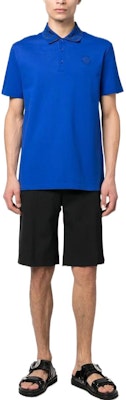 VERSACE SS23 Kaos Polo Lengan Pendek Pria Logo Print Biru A874021-A06199-2UI70 Lookbook VERSACE SS23 Kaos Polo Lengan Pendek Pria Logo Print Biru A874021-A06199-2UI70