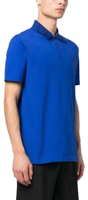 VERSACE SS23 Kaos Polo Lengan Pendek Pria Logo Print Biru A874021-A06199-2UI70 Purchase VERSACE SS23 Kaos Polo Lengan Pendek Pria Logo Print Biru A874021-A06199-2UI70