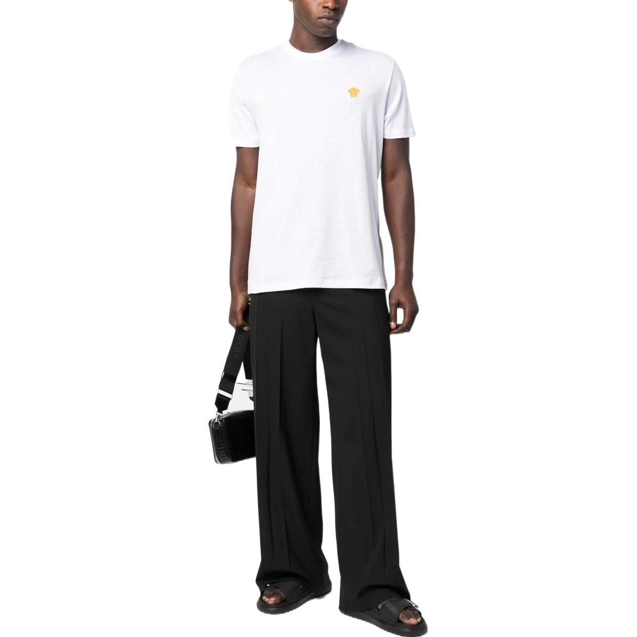 Shop ヴェルサーチ SS23 メデューサ刺繍 白 カジュアル 半袖 Tシャツ メンズ. 1008481-1A06063-1W000