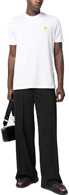 ヴェルサーチ SS23 メデューサ刺繍 白 カジュアル 半袖 Tシャツ メンズ. 1008481-1A06063-1W000 Shop ヴェルサーチ SS23 メデューサ刺繍 白 カジュアル 半袖 Tシャツ メンズ. 1008481-1A06063-1W000