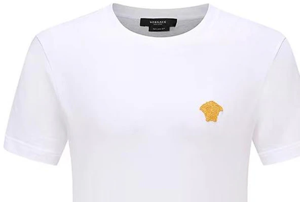 ヴェルサーチ SS23 メデューサ刺繍 白 カジュアル 半袖 Tシャツ メンズ. 1008481-1A06063-1W000 Sizing ヴェルサーチ SS23 メデューサ刺繍 白 カジュアル 半袖 Tシャツ メンズ. 1008481-1A06063-1W000