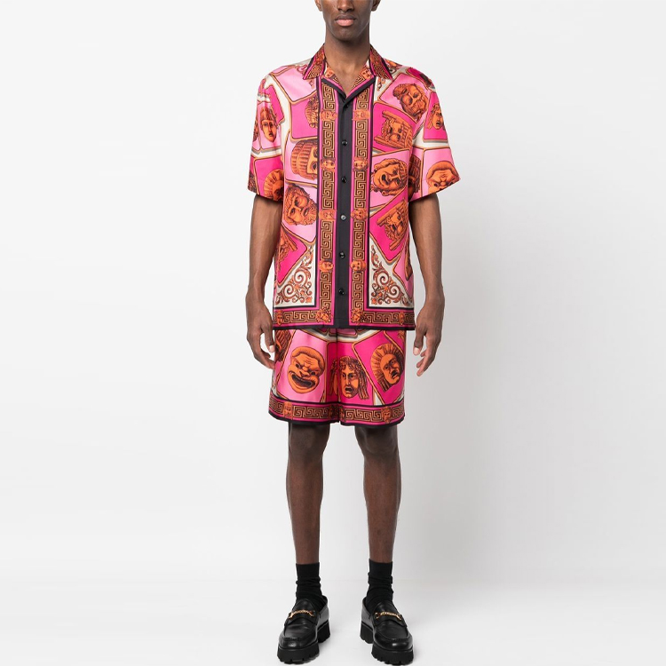 Lookbook VERSACE SS23 Celana Pendek Pria Motif Kartun Pink Stylish 1002476-1A06818-5O270