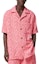 Shop VERSACE SS23 男士粉色短袖古巴領襯衫附Logo提花設計 1010256-1A07718-1PN50