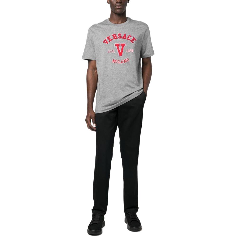 Lookbook ヴェルサーチ SS23 リゾートコレクション ロゴ クルーネック Tシャツ グレー 1008480-1A06062-1E100