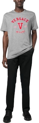 ヴェルサーチ SS23 リゾートコレクション ロゴ クルーネック Tシャツ グレー 1008480-1A06062-1E100 Lookbook ヴェルサーチ SS23 リゾートコレクション ロゴ クルーネック Tシャツ グレー 1008480-1A06062-1E100
