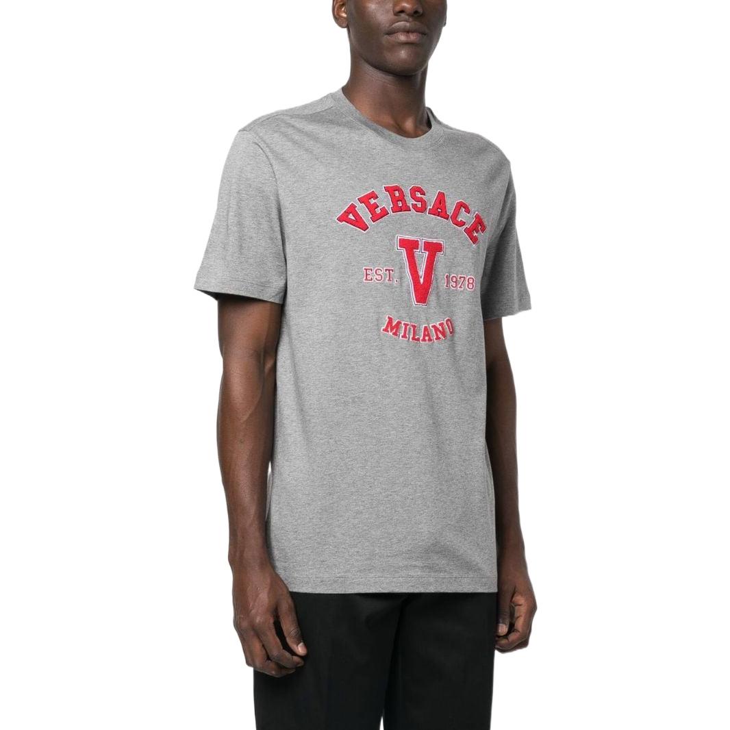 Purchase ヴェルサーチ SS23 リゾートコレクション ロゴ クルーネック Tシャツ グレー 1008480-1A06062-1E100
