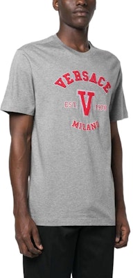 ヴェルサーチ SS23 リゾートコレクション ロゴ クルーネック Tシャツ グレー 1008480-1A06062-1E100 Purchase ヴェルサーチ SS23 リゾートコレクション ロゴ クルーネック Tシャツ グレー 1008480-1A06062-1E100