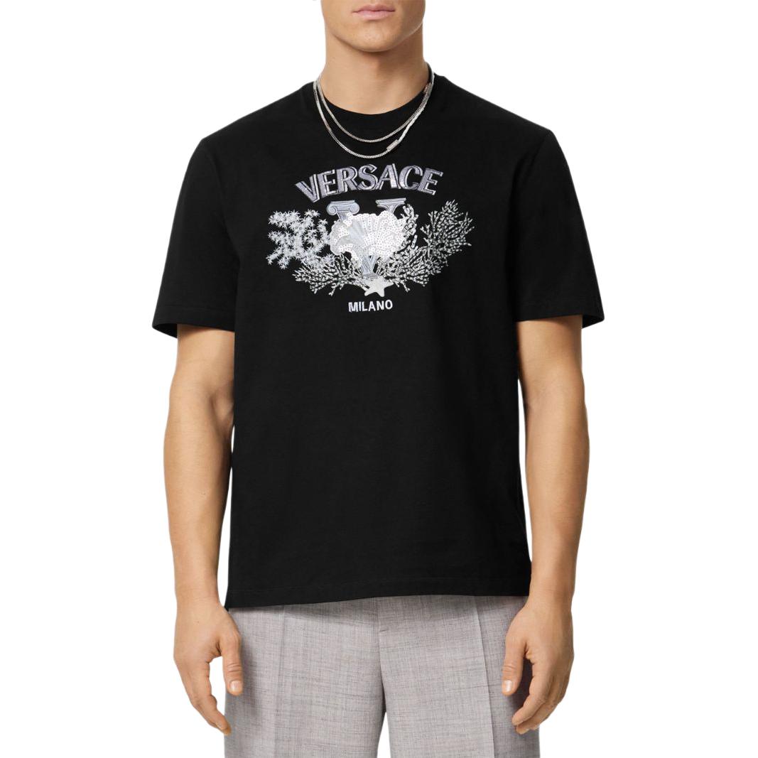 Lookbook 范思哲 SS24 黑色刺绣徽标设计圆领T恤. 1013302-1A11370-1B000