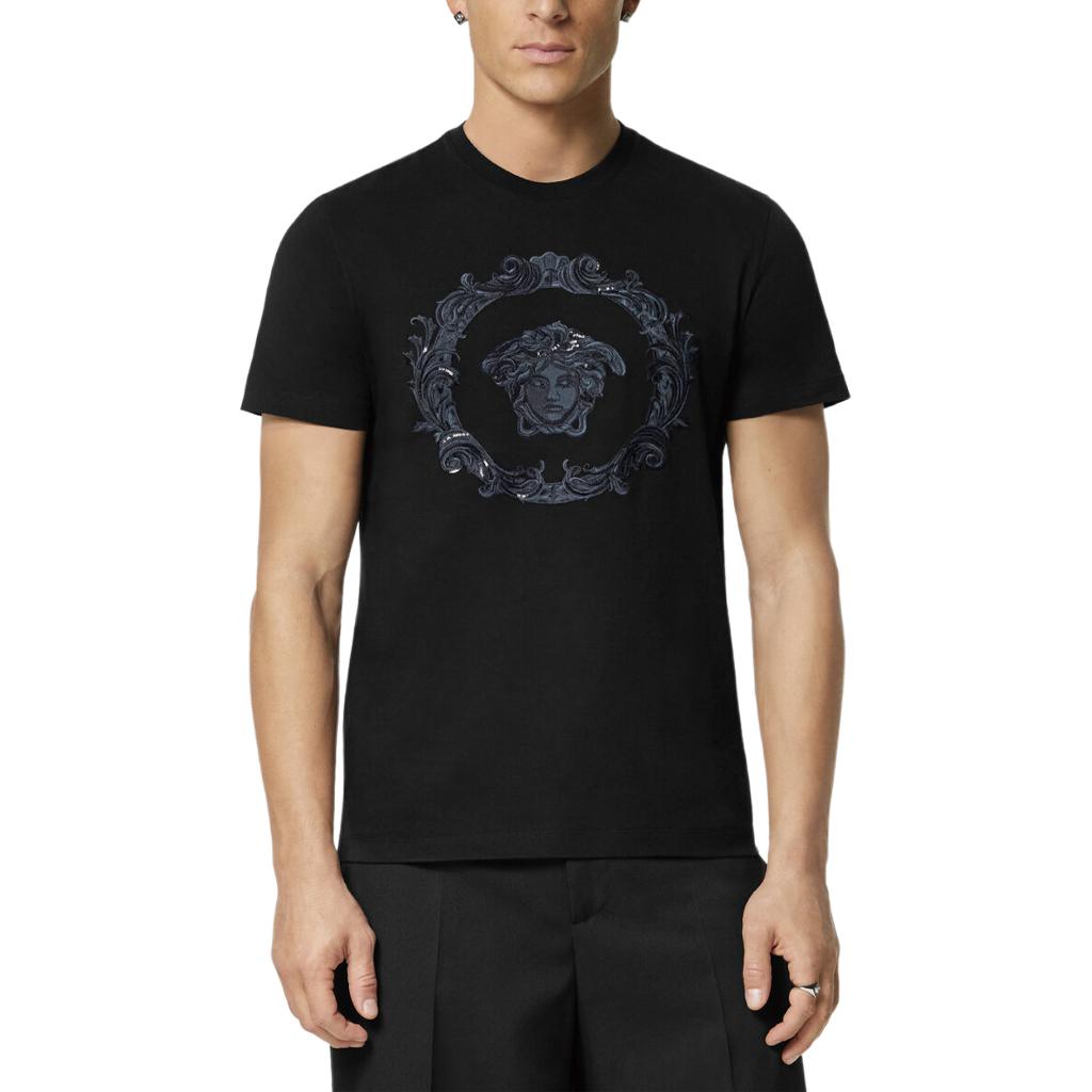VERSACE SS24  Black Logo Graphic Print Crew Neck T-Shirt 1013944-1A10645-1B000 圖 3