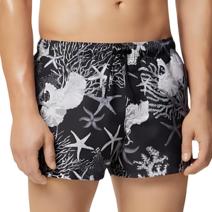 Lookbook 베르사체 SS24 블랙 패턴 밴딩 스트레이트 비치 반바지. 1016217-1A11347-5BC70