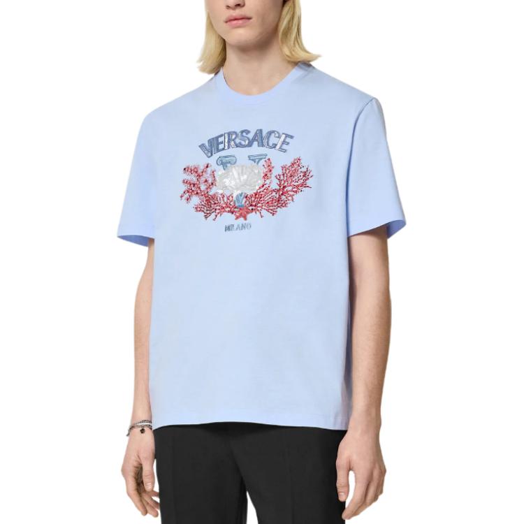 Lookbook ヴェルサーチ SS24 ブルークルーネックTシャツ ロゴ刺繍入り 1013302-1A11370-1VD90