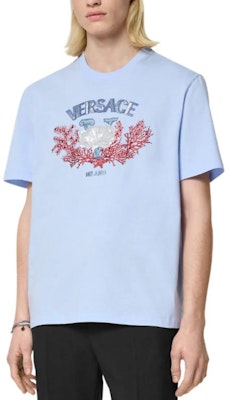 ヴェルサーチ SS24 ブルークルーネックTシャツ ロゴ刺繍入り 1013302-1A11370-1VD90 Lookbook ヴェルサーチ SS24 ブルークルーネックTシャツ ロゴ刺繍入り 1013302-1A11370-1VD90