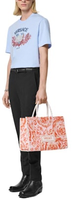 ヴェルサーチ SS24 ブルークルーネックTシャツ ロゴ刺繍入り 1013302-1A11370-1VD90 Purchase ヴェルサーチ SS24 ブルークルーネックTシャツ ロゴ刺繍入り 1013302-1A11370-1VD90