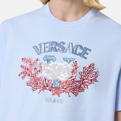 ヴェルサーチ SS24 ブルークルーネックTシャツ ロゴ刺繍入り 1013302-1A11370-1VD90 Details for ヴェルサーチ SS24 ブルークルーネックTシャツ ロゴ刺繍入り 1013302-1A11370-1VD90