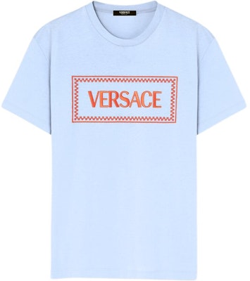 ヴェルサーチ SS24 ブルー ロゴ刺繍入り半袖Tシャツ 1011694-1A08584-1VD90 Buy ヴェルサーチ SS24 ブルー ロゴ刺繍入り半袖Tシャツ 1011694-1A08584-1VD90