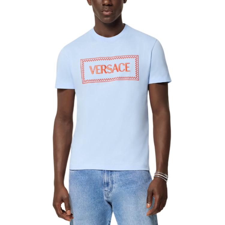 Lookbook ヴェルサーチ SS24 ブルー ロゴ刺繍入り半袖Tシャツ 1011694-1A08584-1VD90