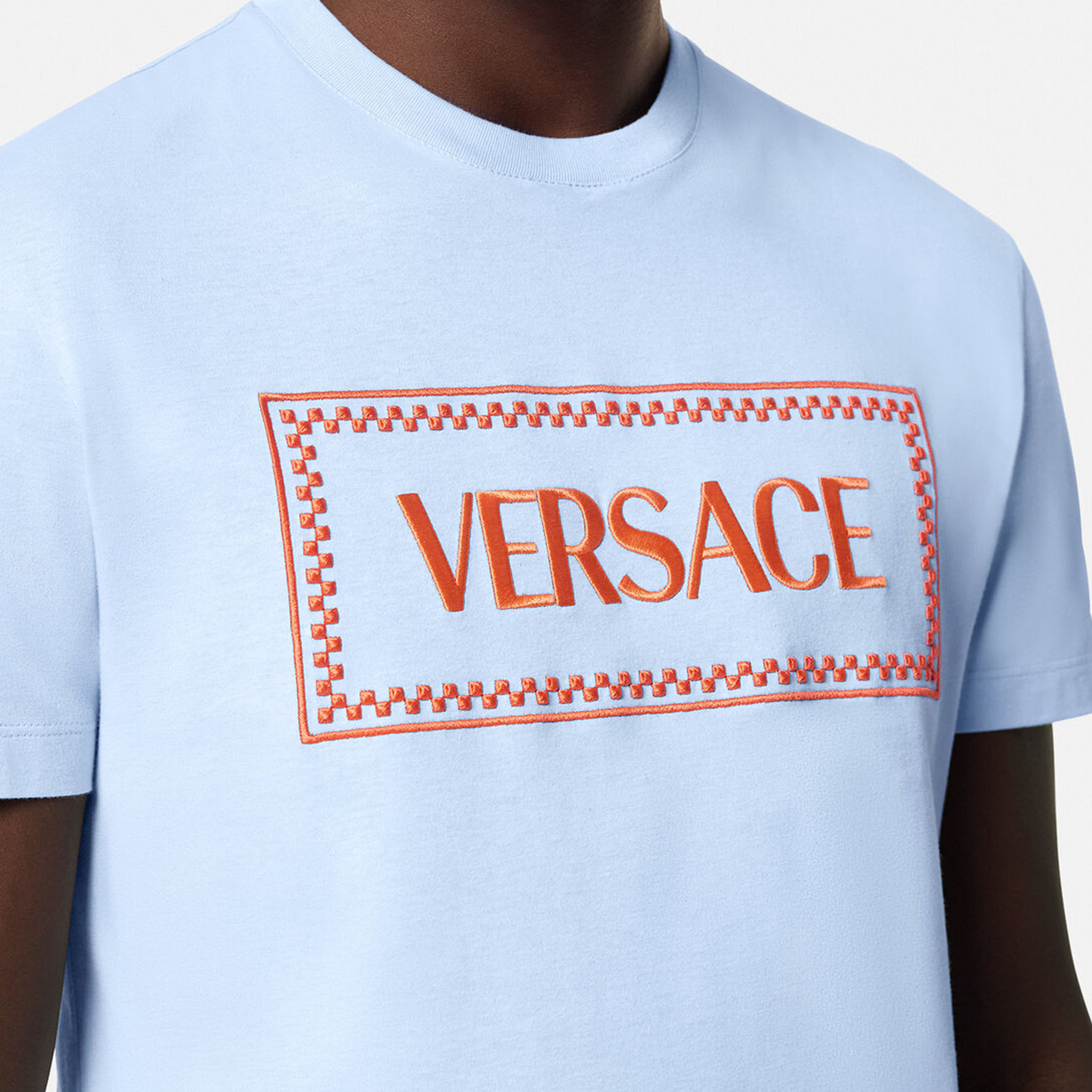 Details for ヴェルサーチ SS24 ブルー ロゴ刺繍入り半袖Tシャツ 1011694-1A08584-1VD90