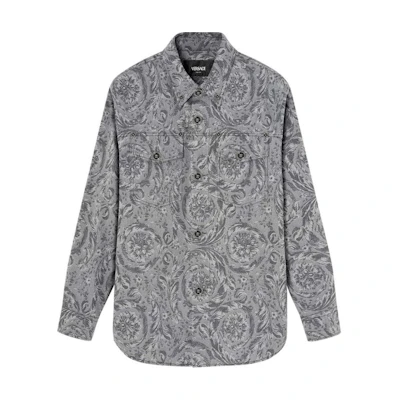 VERSACE SS24 Floral Print Long Sleeve Button-Up Shirt in Mist Gray. 1008738-1A11379-2BO70