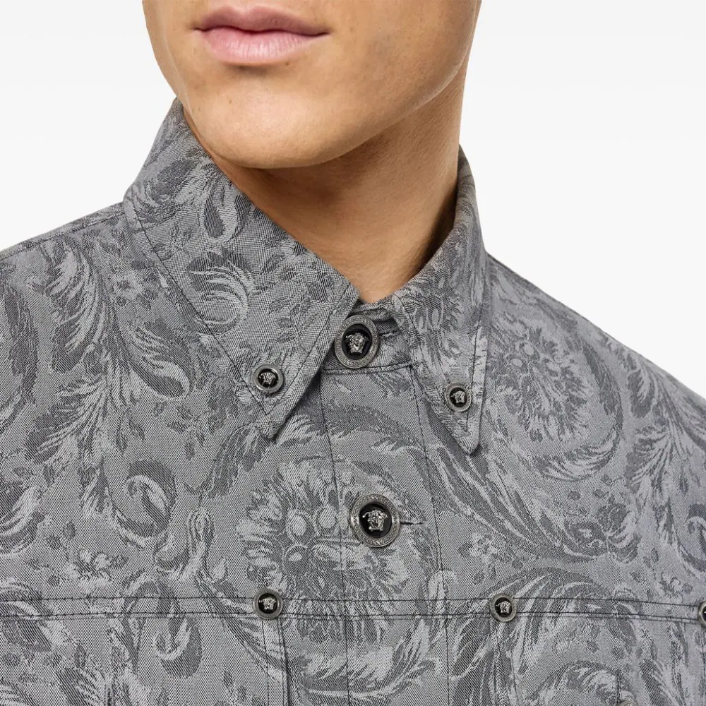 Details for VERSACE SS24 Kemeja Lengan Panjang Motif Bunga Warna Mist Gray. 1008738-1A11379-2BO70