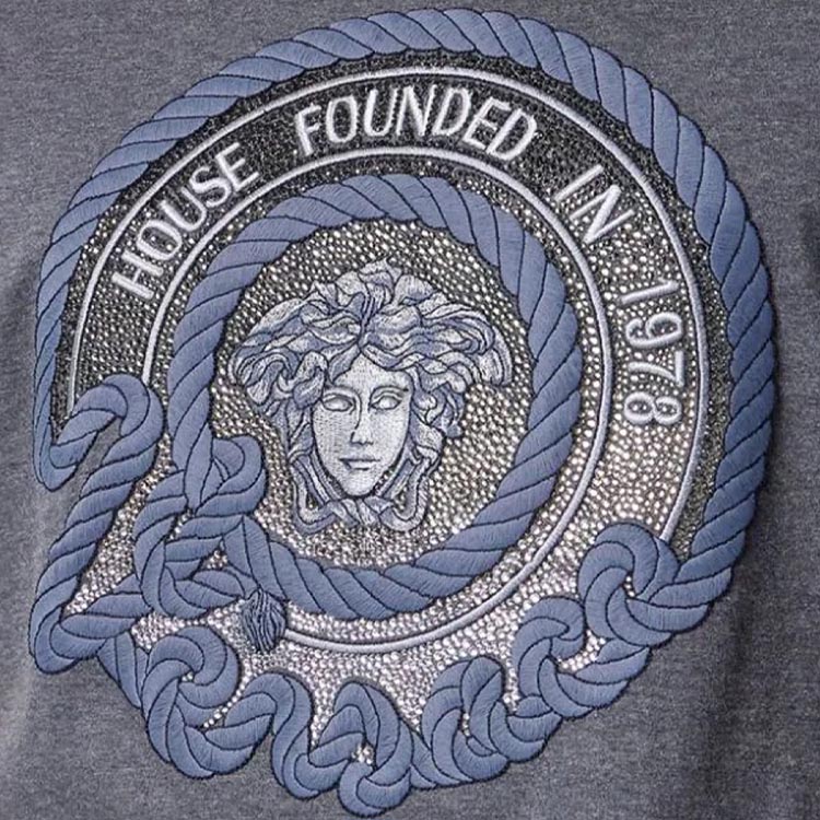VERSACE SS24  Logo Print Crewneck T-Shirt in Cool Gray. 1013944-1A09862-1E210 圖 7