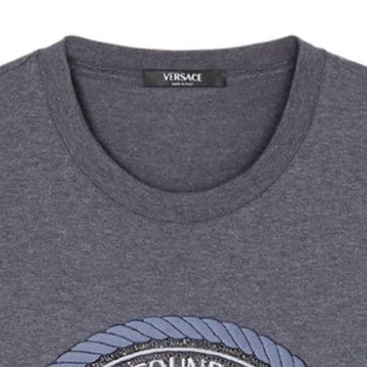 VERSACE SS24  Logo Print Crewneck T-Shirt in Cool Gray. 1013944-1A09862-1E210 圖 8