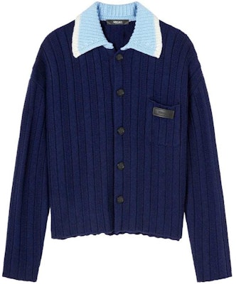 VERSACE SS24 Jersey de Punto Azul Marino con Cuello Contraste y Botonadura Simple. 1012986-1A09351-1UI2 Order VERSACE SS24 Jersey de Punto Azul Marino con Cuello Contraste y Botonadura Simple. 1012986-1A09351-1UI2