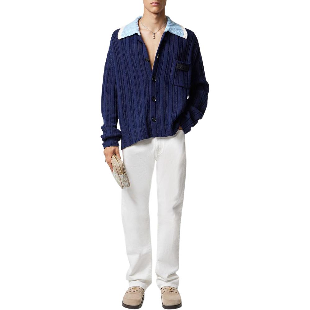 Lookbook VERSACE SS24 Jersey de Punto Azul Marino con Cuello Contraste y Botonadura Simple. 1012986-1A09351-1UI2