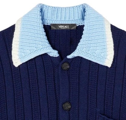 VERSACE SS24 Jersey de Punto Azul Marino con Cuello Contraste y Botonadura Simple. 1012986-1A09351-1UI2 Details for VERSACE SS24 Jersey de Punto Azul Marino con Cuello Contraste y Botonadura Simple. 1012986-1A09351-1UI2