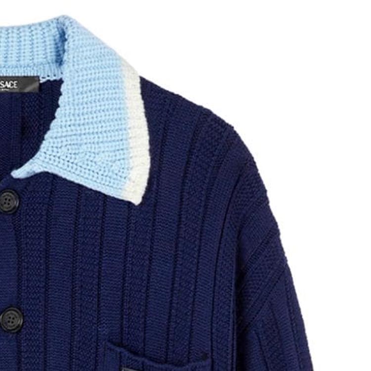 Sizing VERSACE SS24 Jersey de Punto Azul Marino con Cuello Contraste y Botonadura Simple. 1012986-1A09351-1UI2