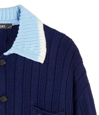 VERSACE SS24 Jersey de Punto Azul Marino con Cuello Contraste y Botonadura Simple. 1012986-1A09351-1UI2 Sizing VERSACE SS24 Jersey de Punto Azul Marino con Cuello Contraste y Botonadura Simple. 1012986-1A09351-1UI2