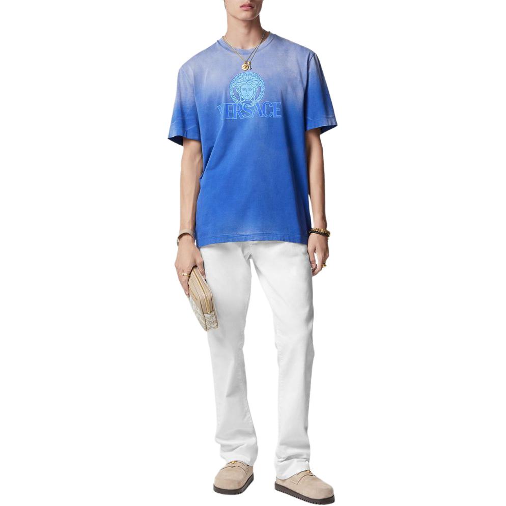 Lookbook ヴェルサーチ SS24 グラデーションロゴプリント クルーネックTシャツ ネイビーブルー 1013302-1A09864-1UI10