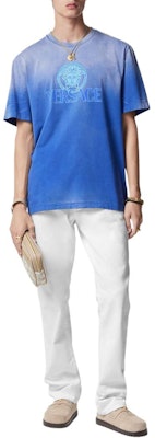 ヴェルサーチ SS24 グラデーションロゴプリント クルーネックTシャツ ネイビーブルー 1013302-1A09864-1UI10 Lookbook ヴェルサーチ SS24 グラデーションロゴプリント クルーネックTシャツ ネイビーブルー 1013302-1A09864-1UI10