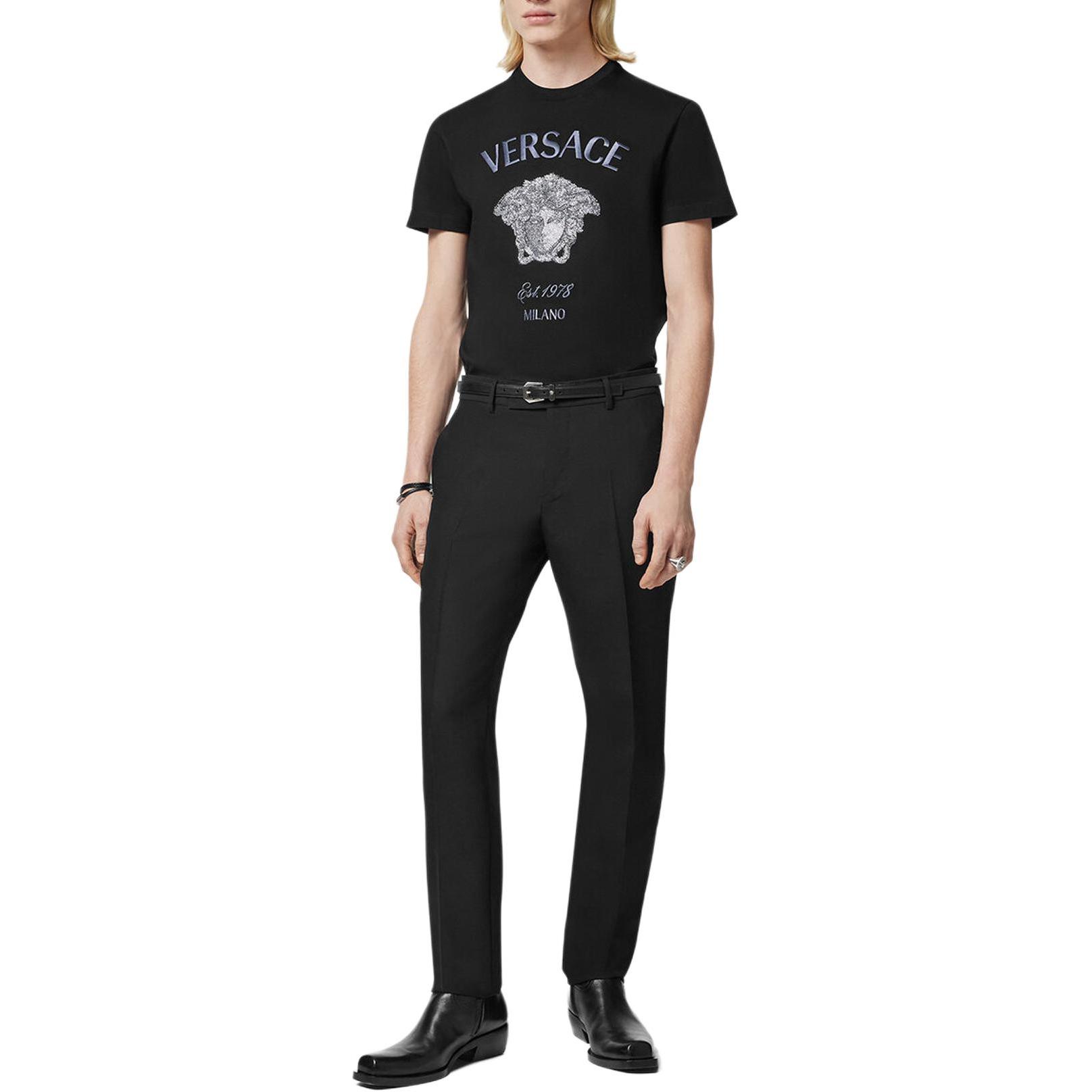 VERSACE SS24 Logo Print Crewneck Casual Black T-Shirt for Men. 1013944-1A11473-1B000 圖 3