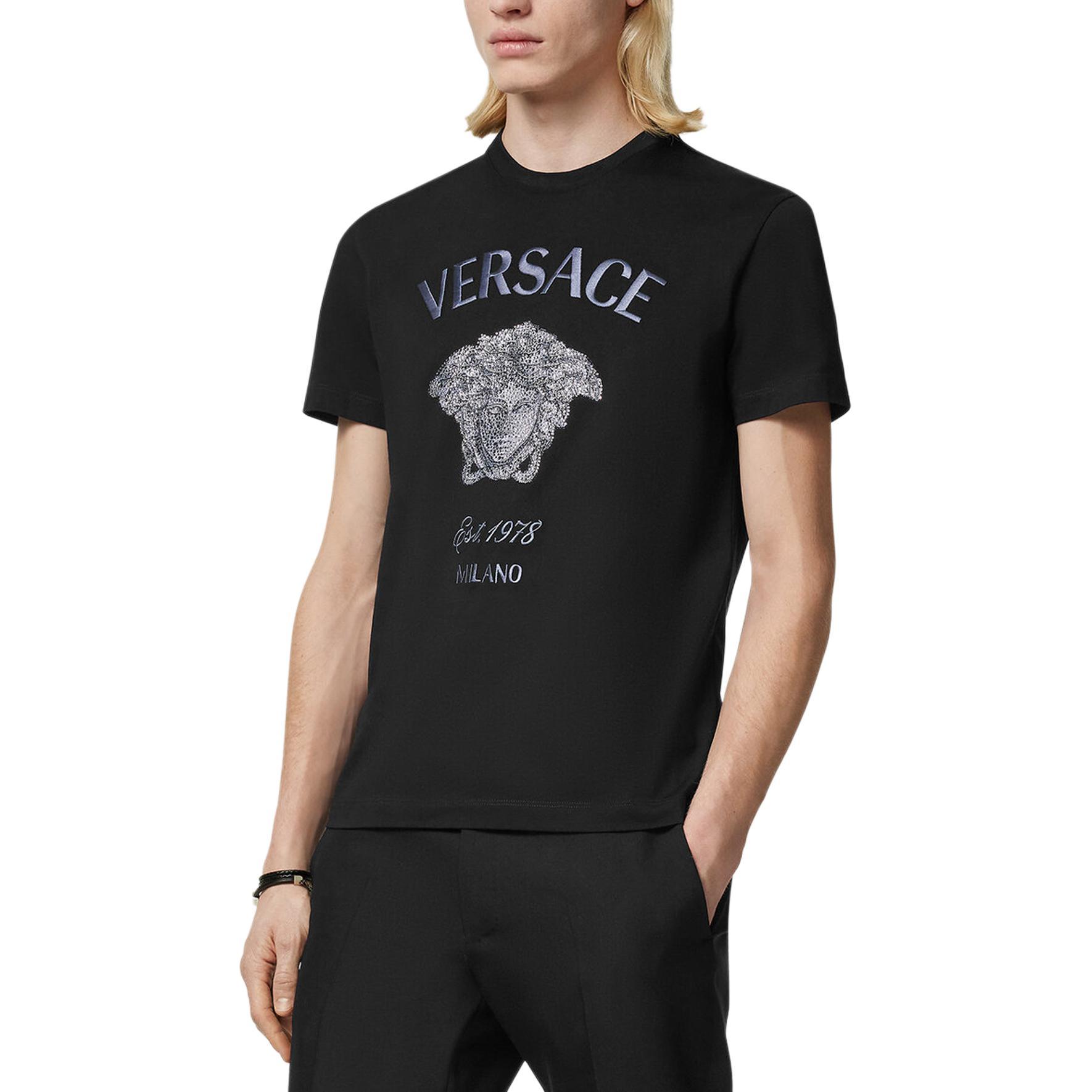 VERSACE SS24 Logo Print Crewneck Casual Black T-Shirt for Men. 1013944-1A11473-1B000 圖 4
