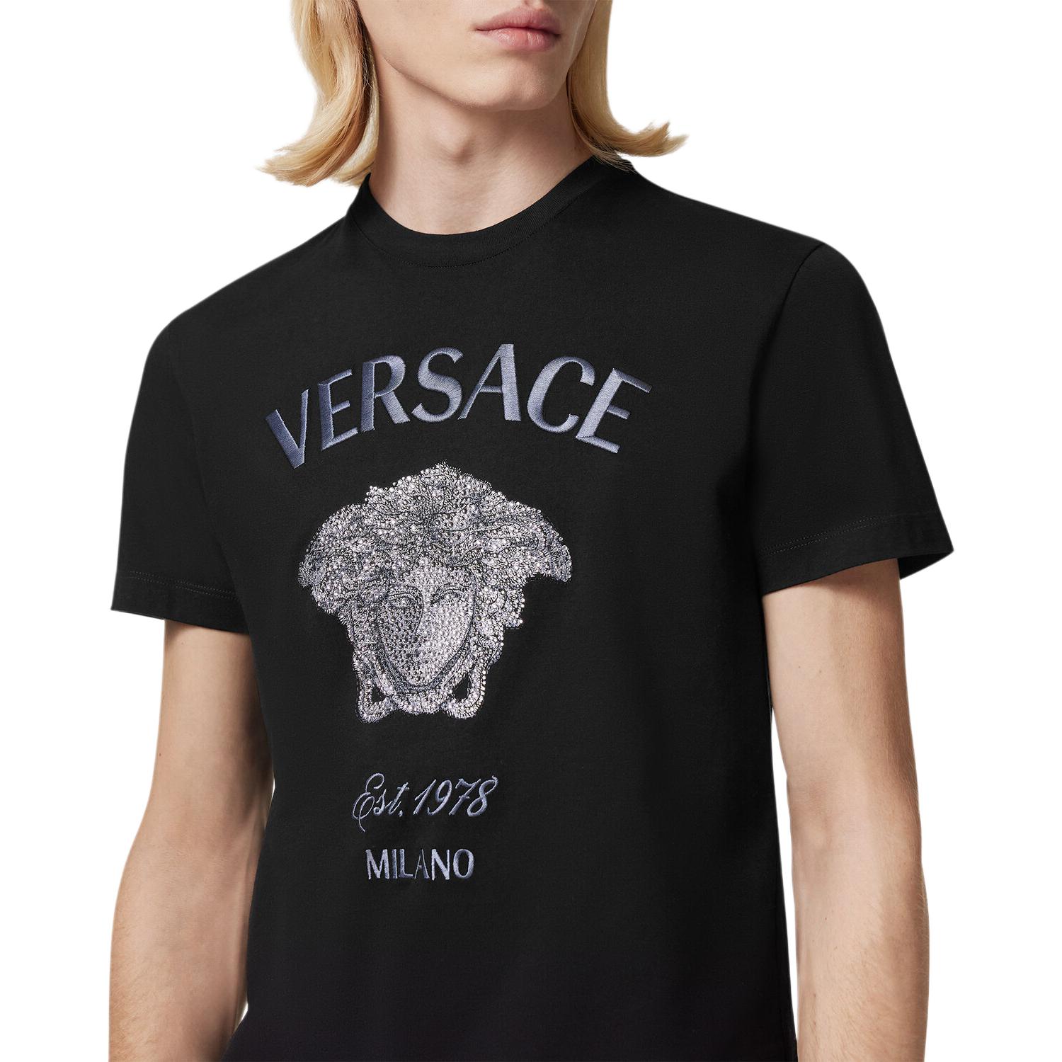VERSACE SS24 Logo Print Crewneck Casual Black T-Shirt for Men. 1013944-1A11473-1B000 圖 6