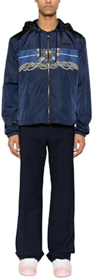 VERSACE SS24 Jaket Hooded Zip-Up Lelaki Navy Blue Letter Wheel Print Loose. 1013939-1A09842-5U170 Lookbook VERSACE SS24 Jaket Hooded Zip-Up Lelaki Navy Blue Letter Wheel Print Loose. 1013939-1A09842-5U170
