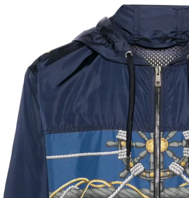 VERSACE SS24 Jaket Hooded Zip-Up Lelaki Navy Blue Letter Wheel Print Loose. 1013939-1A09842-5U170 Details for VERSACE SS24 Jaket Hooded Zip-Up Lelaki Navy Blue Letter Wheel Print Loose. 1013939-1A09842-5U170
