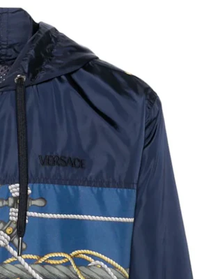 VERSACE SS24 Jaket Hooded Zip-Up Lelaki Navy Blue Letter Wheel Print Loose. 1013939-1A09842-5U170 Sizing VERSACE SS24 Jaket Hooded Zip-Up Lelaki Navy Blue Letter Wheel Print Loose. 1013939-1A09842-5U170